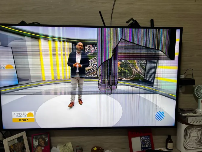 Tv LG para retirada de peça ?tela trincada?