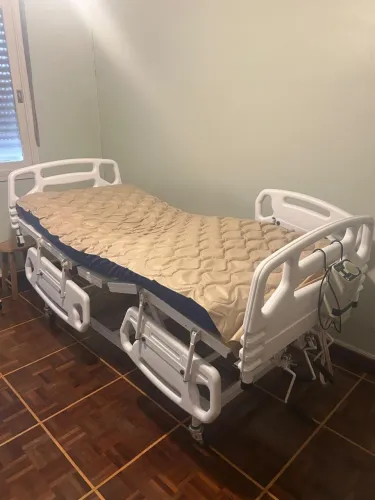CAMA HOSPITALAR MANUAL 3 MANIVELAS COM ELEVAÇAO DE LEITO