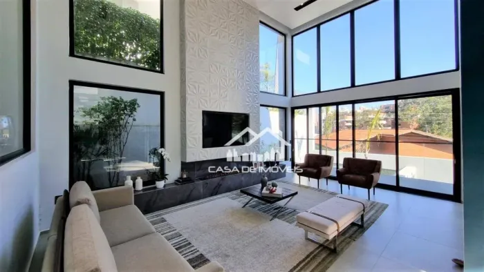 Vende magnífica casa em condomínio com 4 suítes, piscina, academia e muita luz natural no