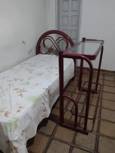 Cama com pequena estante de livro