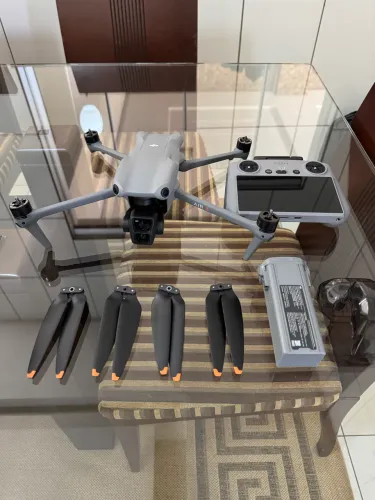 DRONE DJI AIR 3 STANDARD COM TELA - IMPECÁVEL