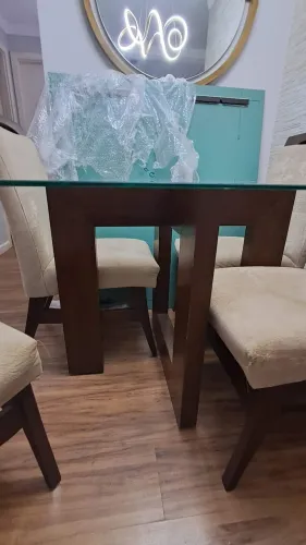 Mesa de jantar em madeira - 100cm x 100cm - 4 cadeiras - Aceito oferta