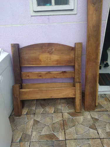 Cama rústica de solteiro