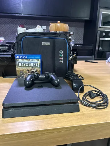 Ps4 de 1tb , usado , 1 controle e um carregador duplo , com o jogo days gone em dvd