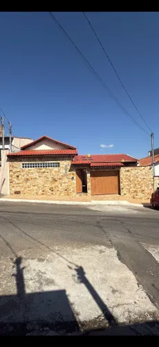 Casa confortável e bem espaçosa no bairro Recanto dos Fernandes I em Pouso Alegre