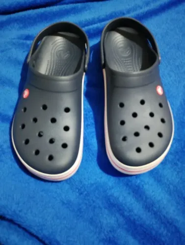 Crocs nova na cor azul escuro