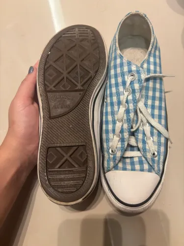 com estampa xadrez/gingham azul e branca.
