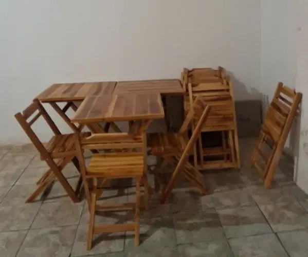 Vendo 4 conjuntos de mesa e cadeiras para bar ou restaurante,04 mesas e 16 cadeiras .