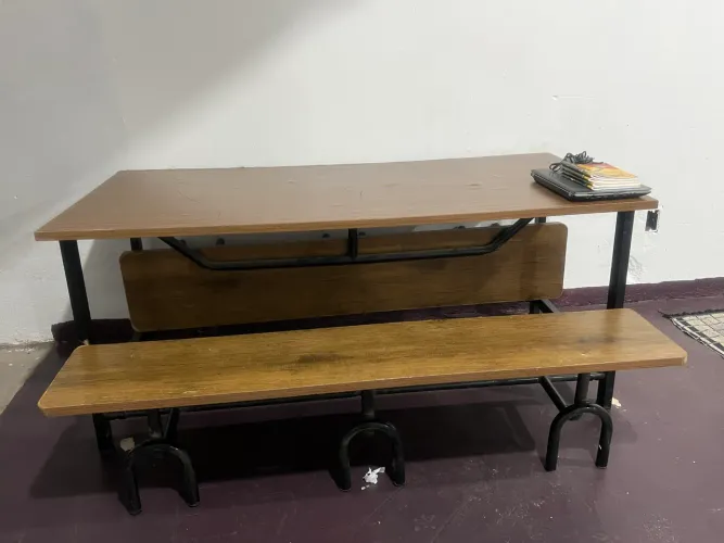 Cadeira universitária / mesa / lousa