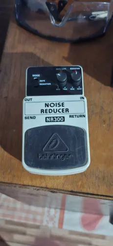 Pedal noise gate