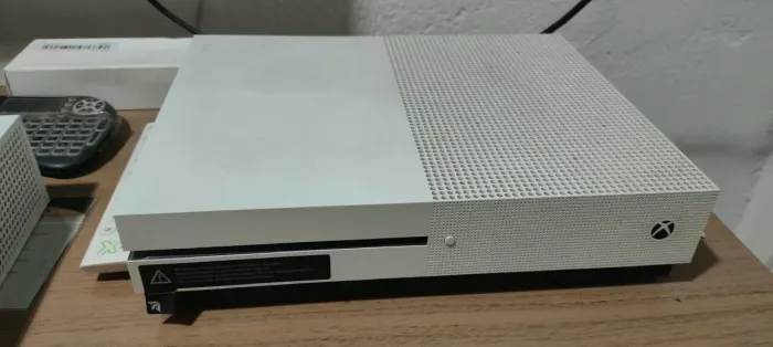 vendo X Box one no precinho pra venderlogoincui8 jogos sem controle.