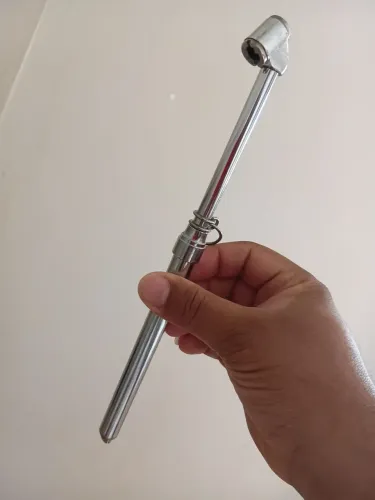 Pcalibrador de pneu tipo caneta.