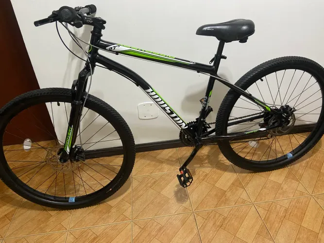 Bicicleta aro 27 adulto com freios a disco impecável de tudo R$ 600.00