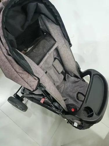 Carrinho de bebê com 3 rodas Galzerano. Oferecendo facilidade de manobra, estabilidade em