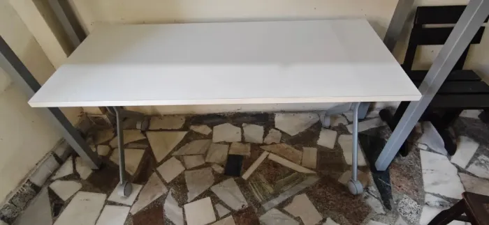 Mesa alta com rodízios 140 x 60 cm