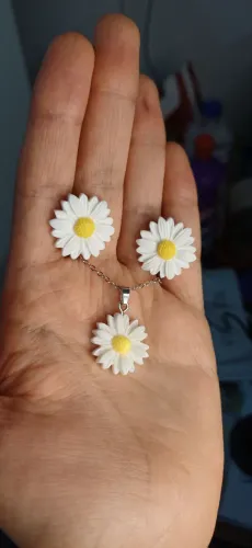 Conjunto Colar e Brincos Margarida Aço Inox Cerâmica Plástica