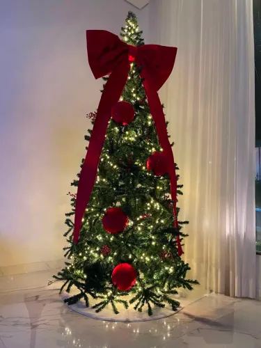VENDO ÁRVORE DE NATAL DE 3 METROS (INCLUSO BOLAS E O LAÇO VERMELHO)