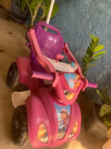 Vendo carro de bebê sene novo, cabe até bebês até 03 anos 