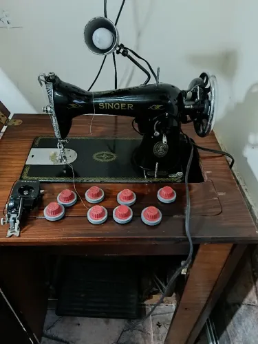VENDO ESTÁ MÁQUINA SINGER PRETINHA , UMA RELÍQUIA , BEM CUIDADA , 1.200 CONT *