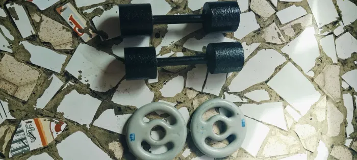 par de Halteres 5 kg e 2 anilhas 1 k cada