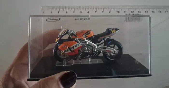 Honda RC211V Valentino Rossi 2002 - Miniatura de Coleção Pra Levar Hoje
