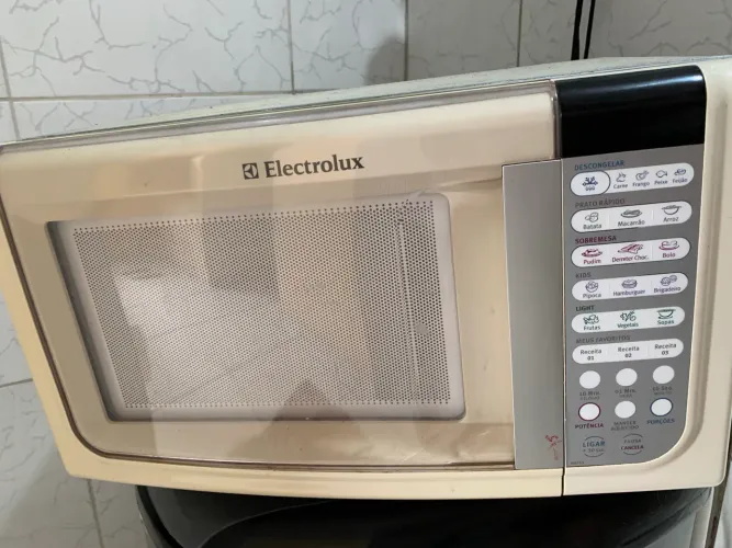 Microondas Electrolux quebrado. 