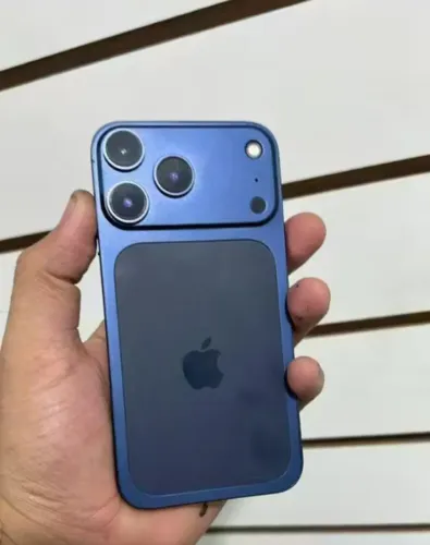 iPhone XR na carcaça do 17 pro 