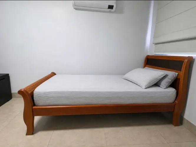 Cama de Solteiro em Madeira Maciça - Excelente Estado