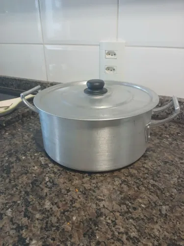 Panela em alumínio.