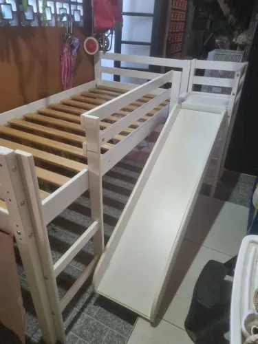Cama infantil elevada com escorregador tok&stock 