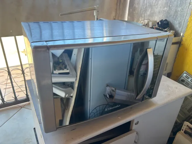 Microondas inox espelhado Eletrolux