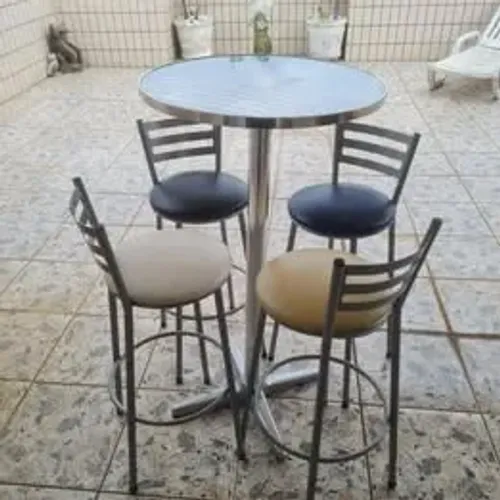 VENDO MÓVEIS, CAIXAS DE SOM, BANQUETAS E DECORAÇÃO PARA CASA