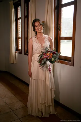 Vestido de Noiva Off-White Romântico em Renda - com Véu Médio