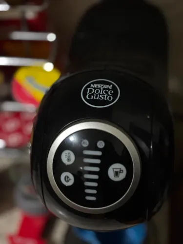 Cafeteira dolce gusto + suporte de cápsulas + 30 cápsulas 