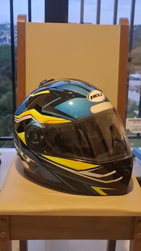 Capacete helt escamoteável