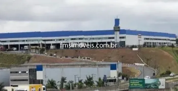 Galpão comercial para locação em Guarulhos-SP, bairro Pimentas: 1 sala, 2 banheiros, 6 vag