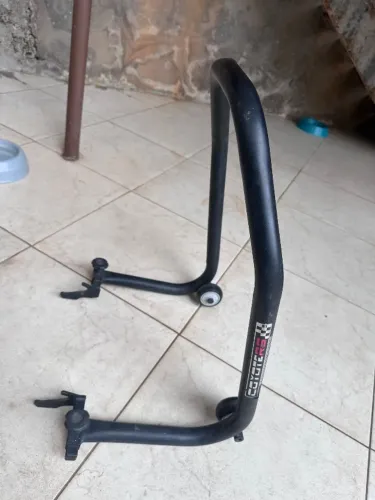 Cavalete para manutenção em motocicleta