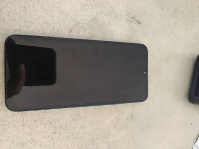 Redmi 9A 32 gigas tela trincada mas não interfere em nada 