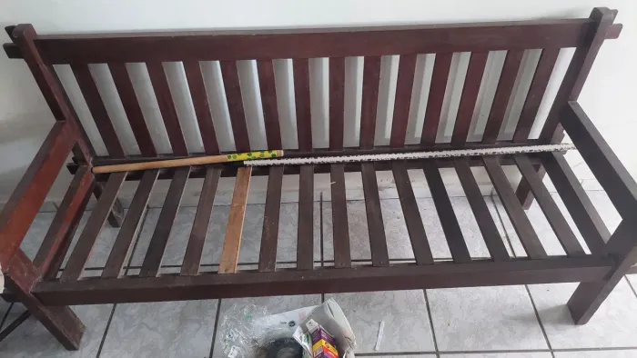 Sofá de madeira 1,80m sem almofadas. 