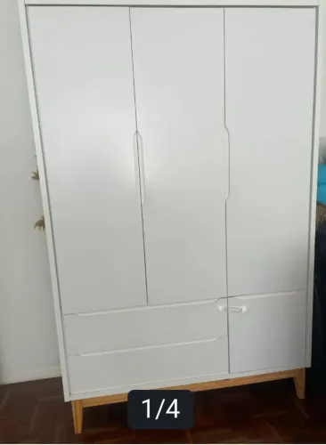 Guarda-Roupa Theo 3 Portas com Pés Square Mel - Branco Fosco