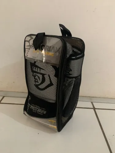 Luva de Muay Thai Pretorian 14oz<br><br>Luva de muay thai Pretorian 14oz, seminova.