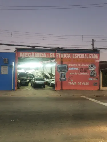 Seu Novo Espaço: Sobrado Comercial com Galpão Aberto à Venda