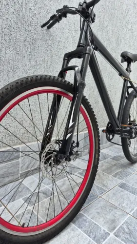 Bicicleta Alumínio de verdade freio a disco Revisada só subir pedalar Metro vermelha azul