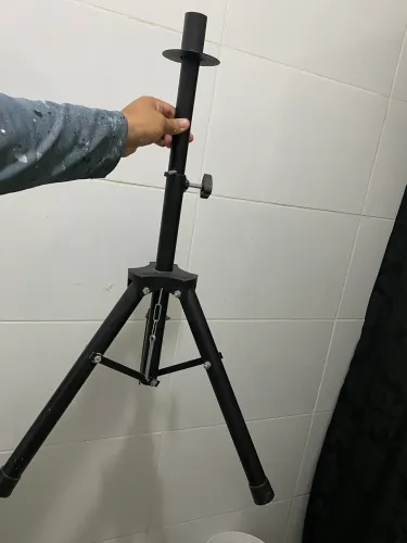 Vendo tripé para caixa de som usado apenas duas vezes 