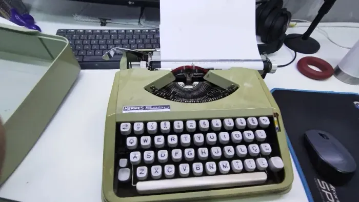 Maquina De Escrever Hermes Baby Anos 70 Original