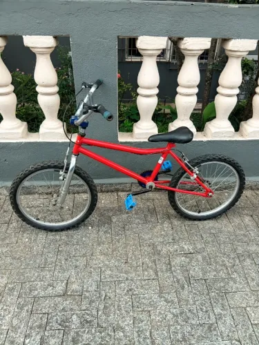 Bicicleta Infantil aro 20 com rodinhas auxiliares