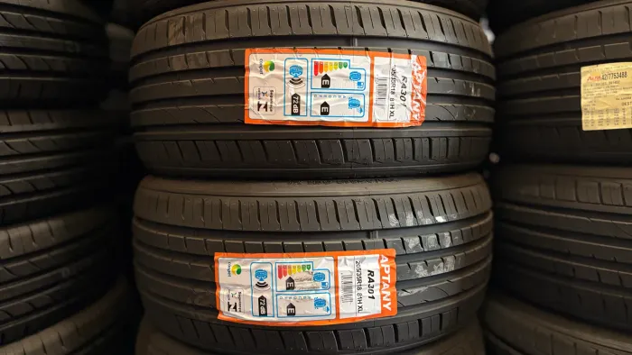 2 pneus 205/35/18 Aptany