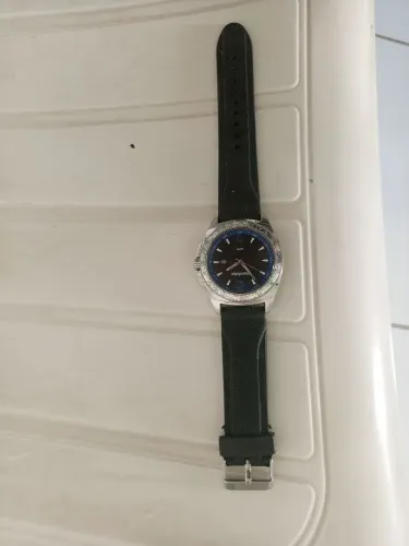 Vendo um relógio
