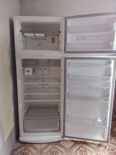 Vende-se uma geladeira.
