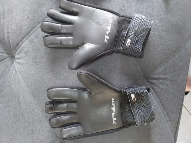 Luva goleiro Poker tamanho 9 usado 2 vezes.